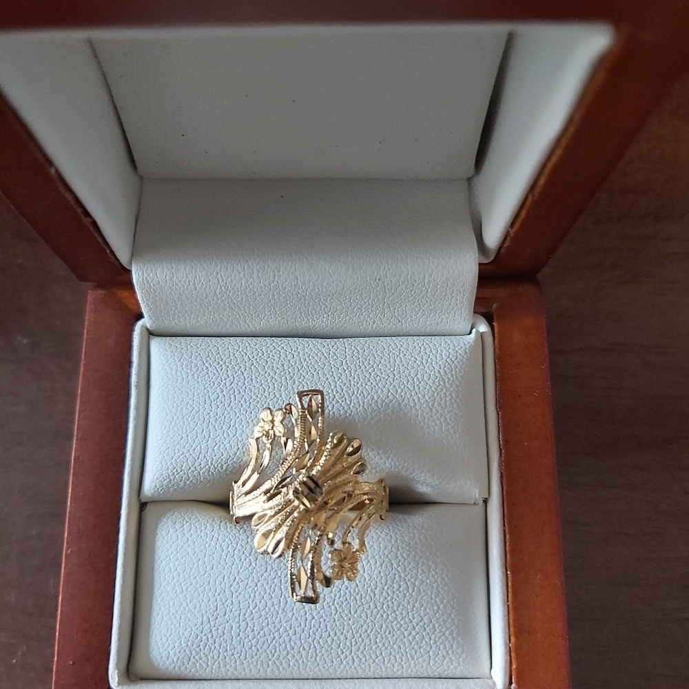 Beautiful Beverly hills 14k yellow gold ring